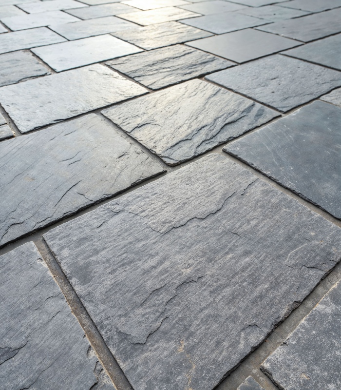 Dallage extérieur en pierre naturelle grand format pour terrasse ou allée